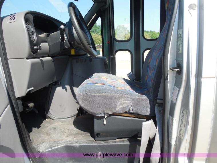 image for item H9962 2002 Ford Econoline E450 bus
