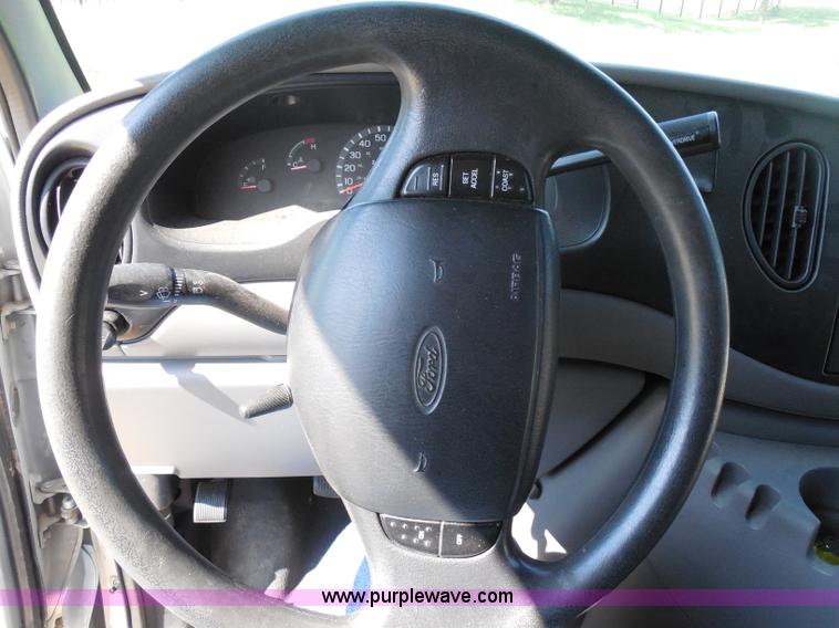 image for item H9962 2002 Ford Econoline E450 bus