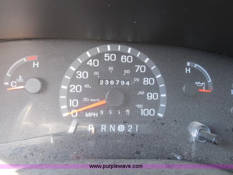 image for item H9962 2002 Ford Econoline E450 bus