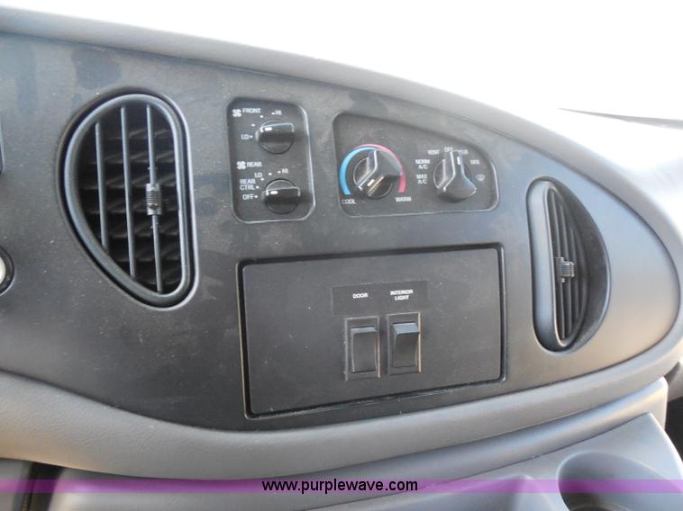 image for item H9962 2002 Ford Econoline E450 bus