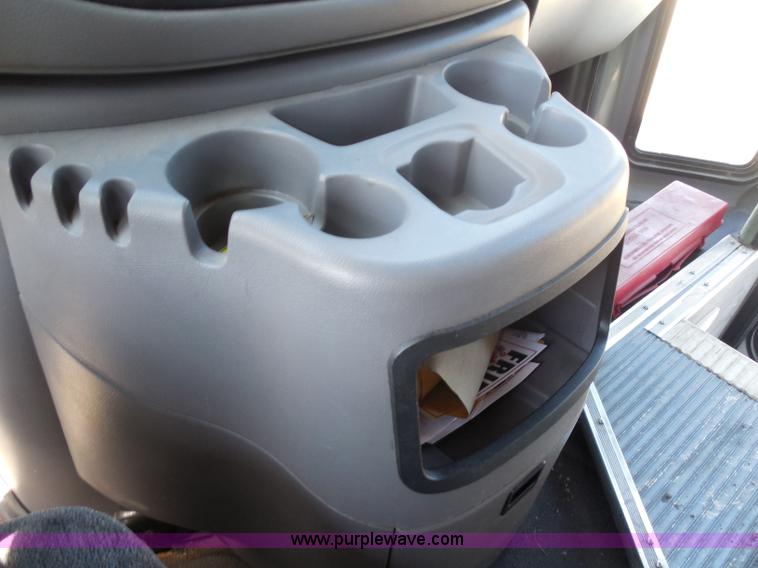 image for item H9962 2002 Ford Econoline E450 bus