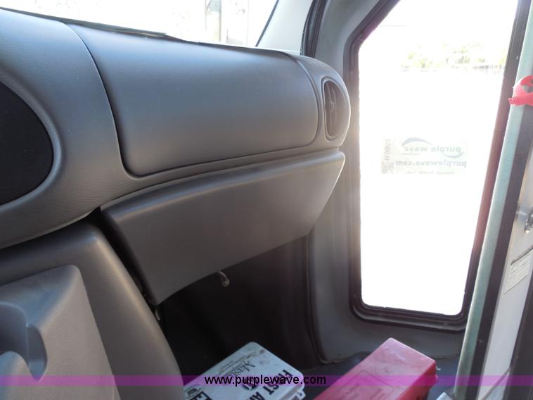 image for item H9962 2002 Ford Econoline E450 bus