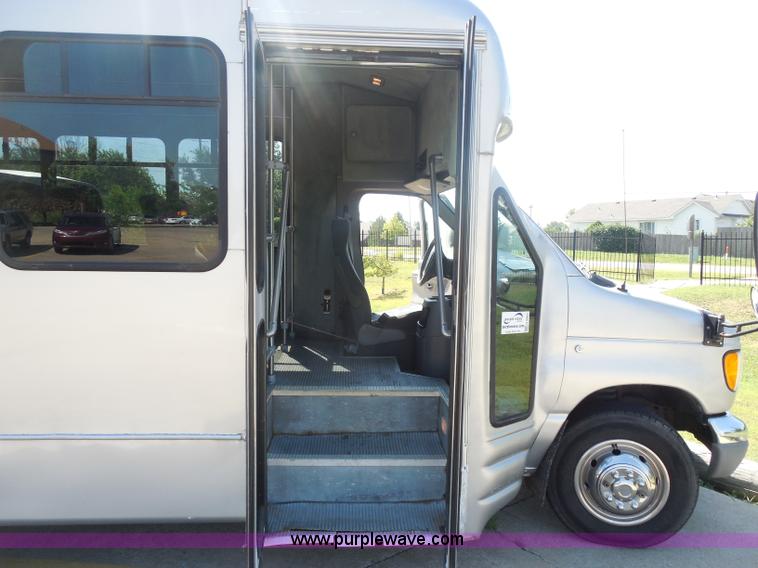 image for item H9962 2002 Ford Econoline E450 bus