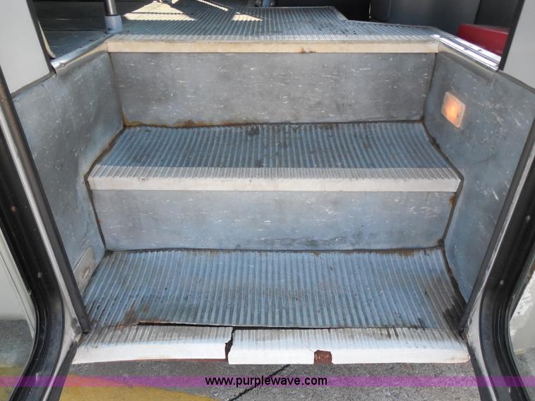 image for item H9962 2002 Ford Econoline E450 bus