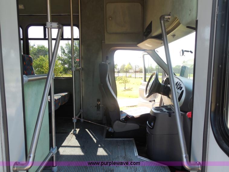 image for item H9962 2002 Ford Econoline E450 bus