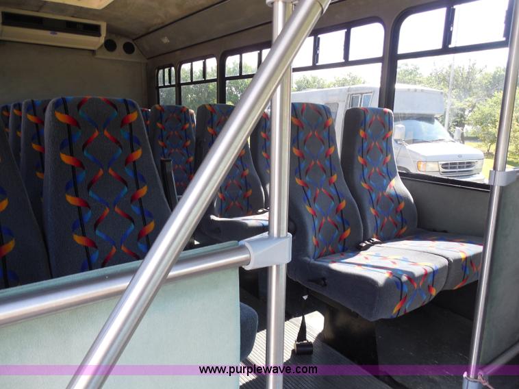 image for item H9962 2002 Ford Econoline E450 bus