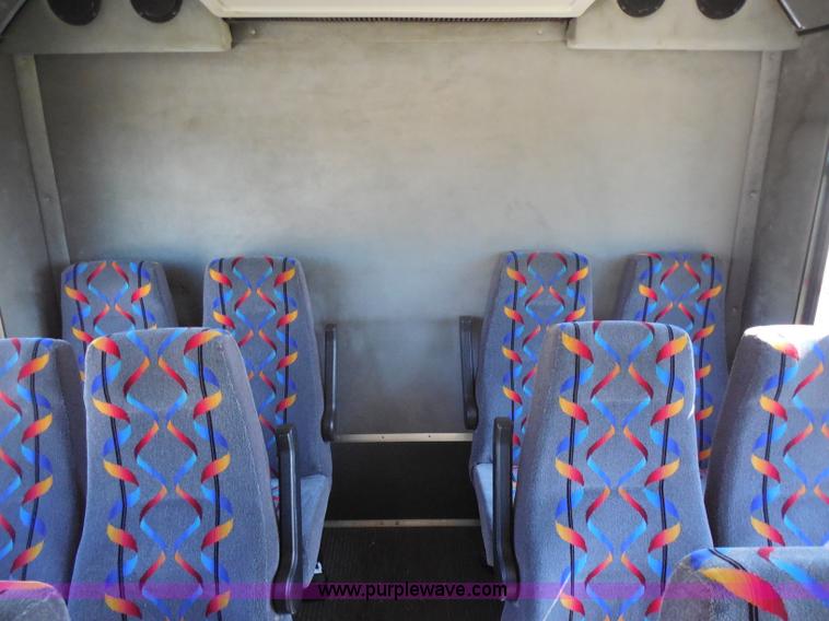 image for item H9962 2002 Ford Econoline E450 bus