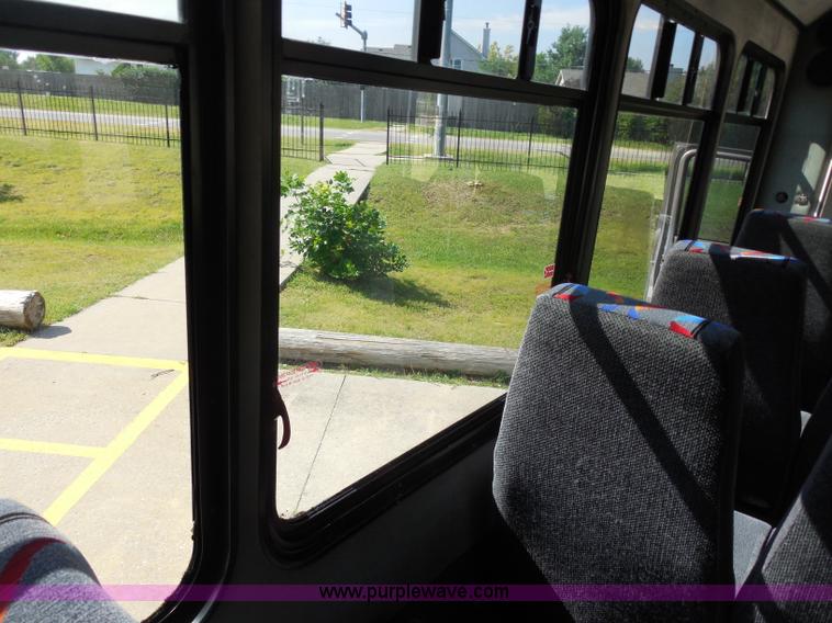 image for item H9962 2002 Ford Econoline E450 bus