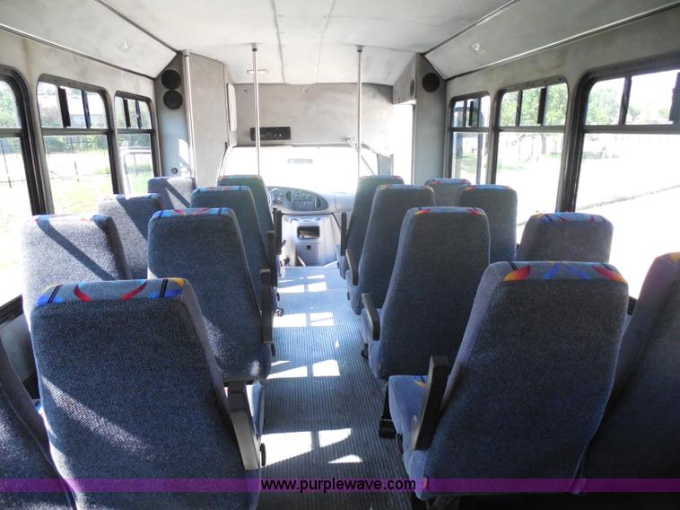 image for item H9962 2002 Ford Econoline E450 bus