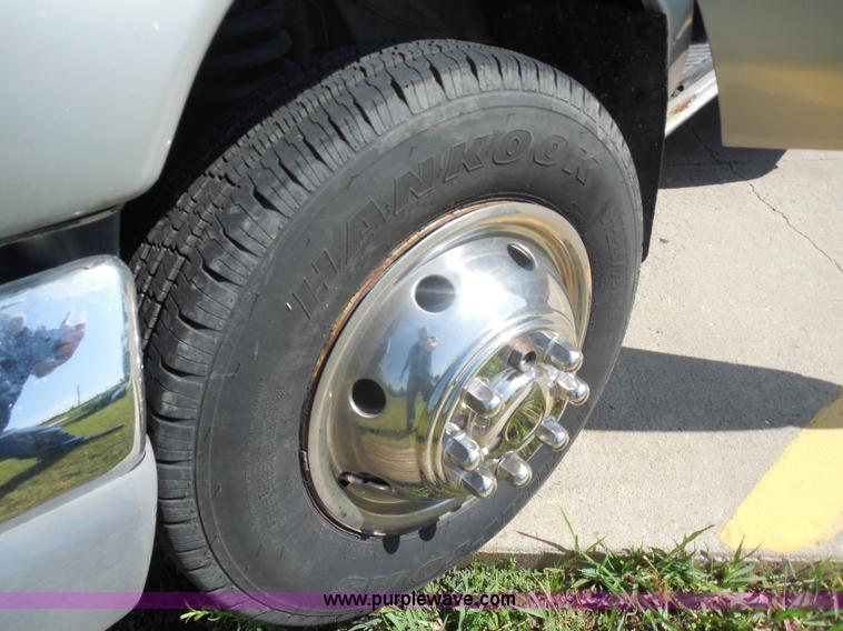 image for item H9962 2002 Ford Econoline E450 bus