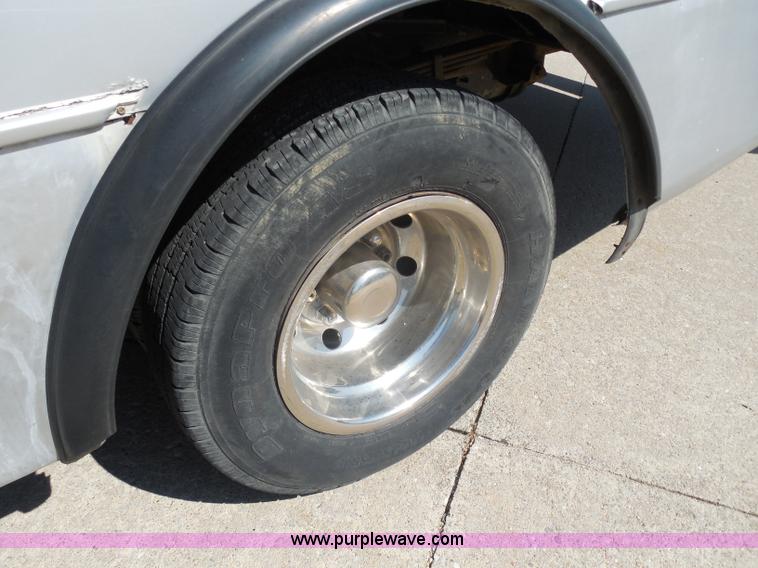 image for item H9962 2002 Ford Econoline E450 bus