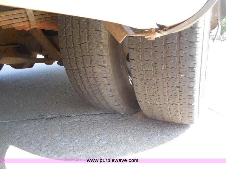 image for item H9962 2002 Ford Econoline E450 bus