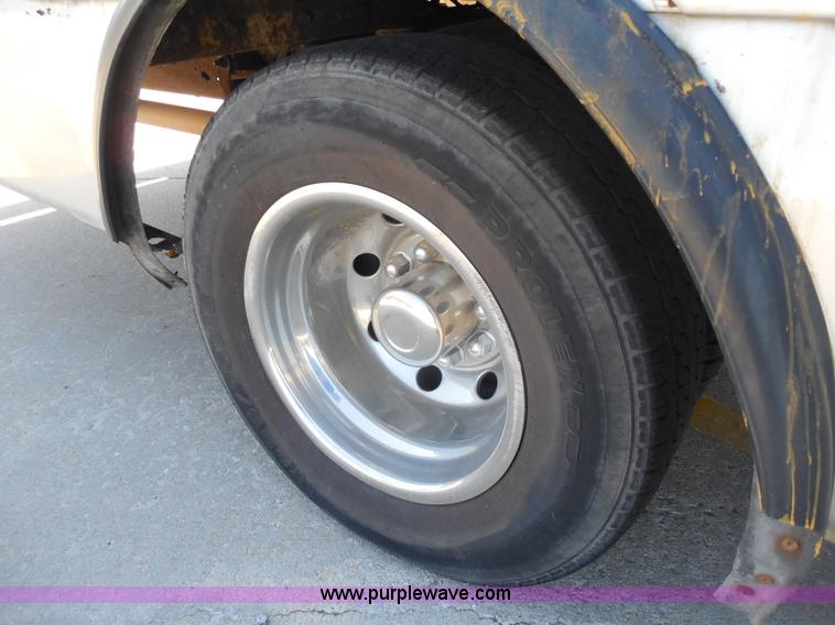 image for item H9962 2002 Ford Econoline E450 bus