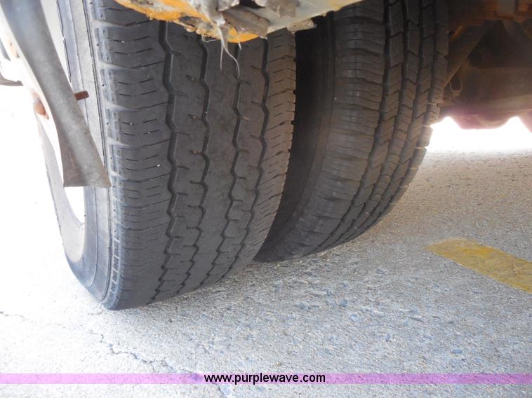 image for item H9962 2002 Ford Econoline E450 bus