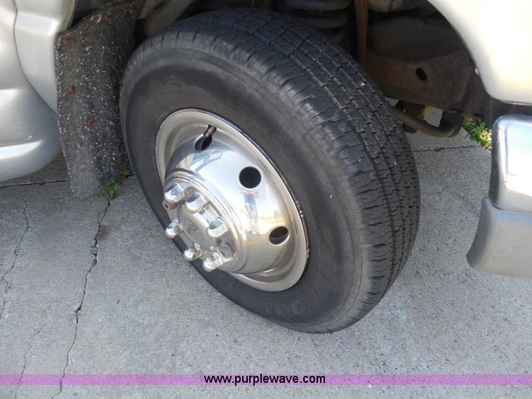 image for item H9962 2002 Ford Econoline E450 bus