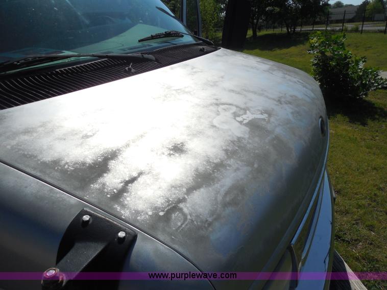 image for item H9962 2002 Ford Econoline E450 bus