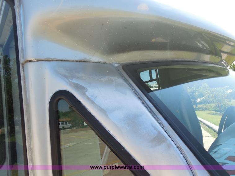 image for item H9962 2002 Ford Econoline E450 bus