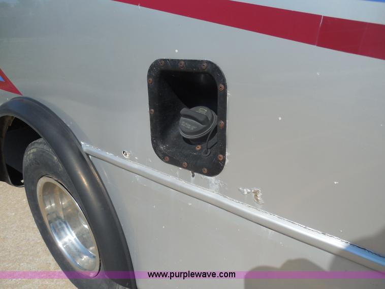 image for item H9962 2002 Ford Econoline E450 bus