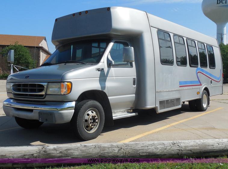 image for item H9963 2001 Ford 801 bus