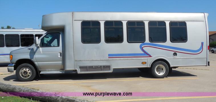 image for item H9963 2001 Ford 801 bus