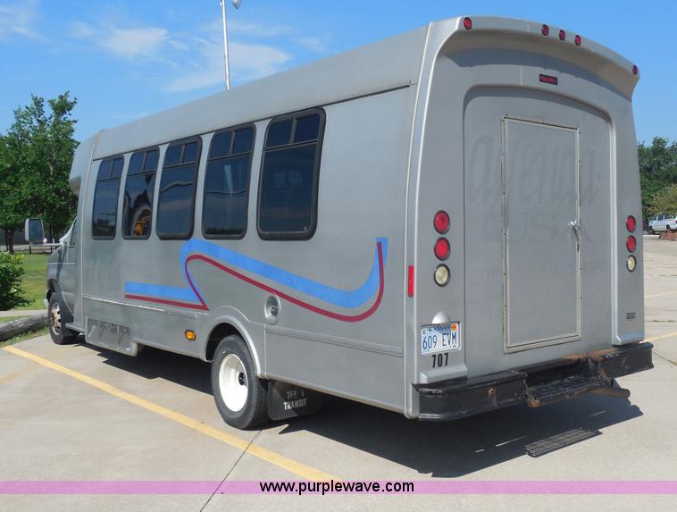 image for item H9963 2001 Ford 801 bus