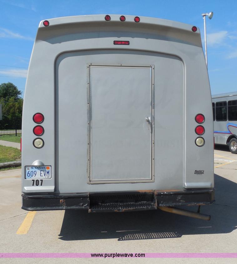 image for item H9963 2001 Ford 801 bus