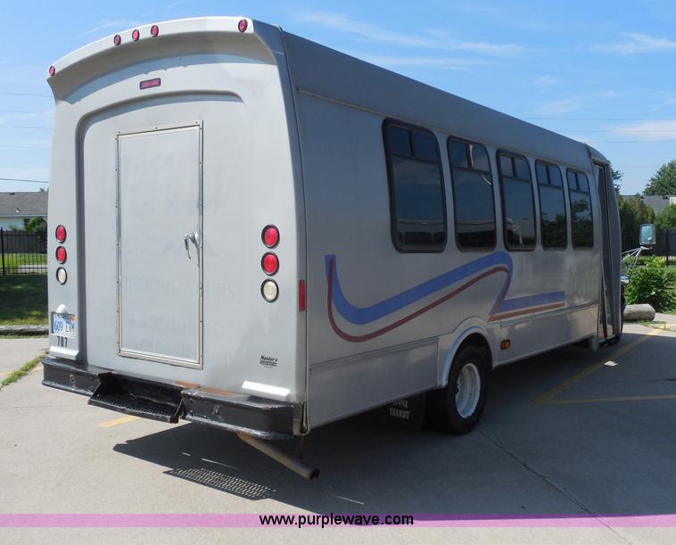 image for item H9963 2001 Ford 801 bus