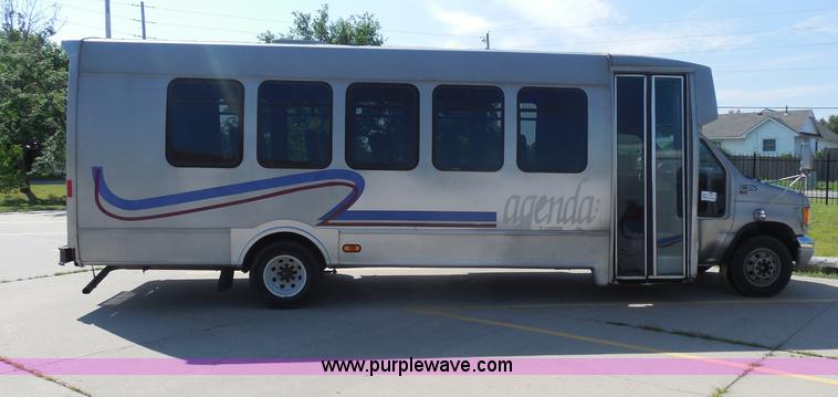 image for item H9963 2001 Ford 801 bus