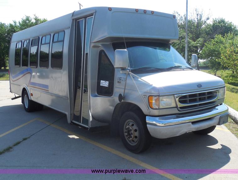 image for item H9963 2001 Ford 801 bus