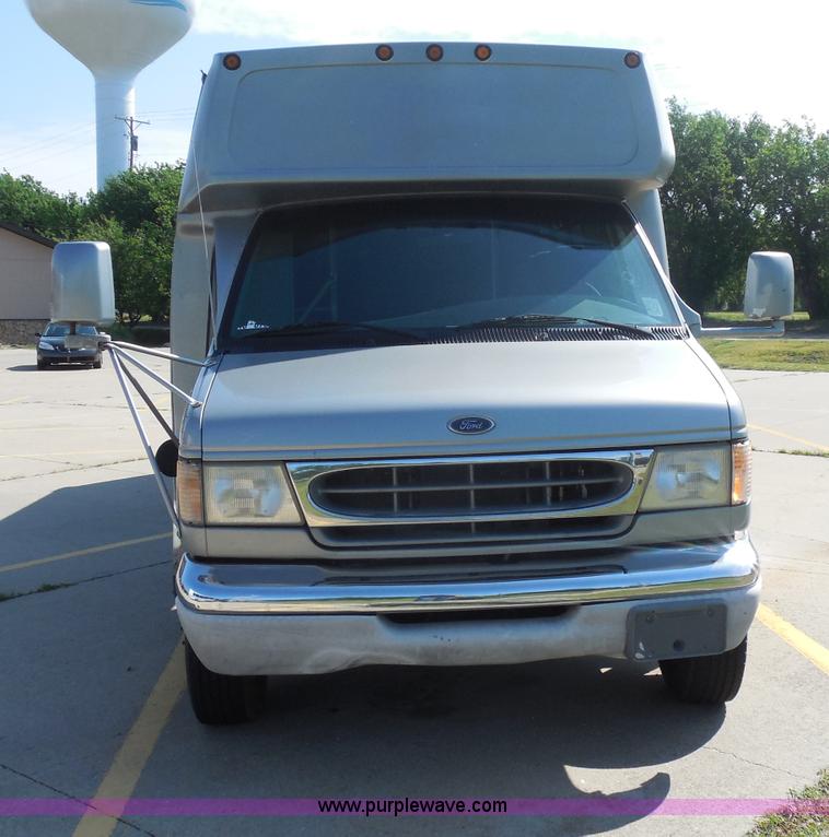 image for item H9963 2001 Ford 801 bus