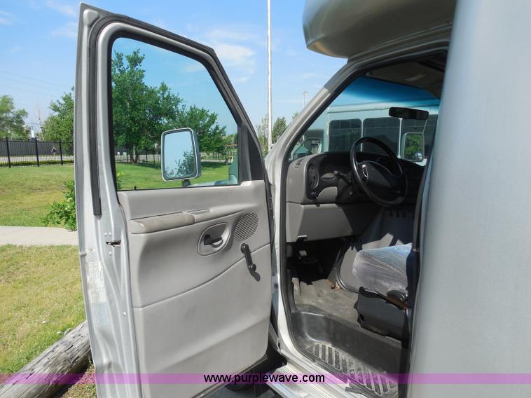 image for item H9963 2001 Ford 801 bus