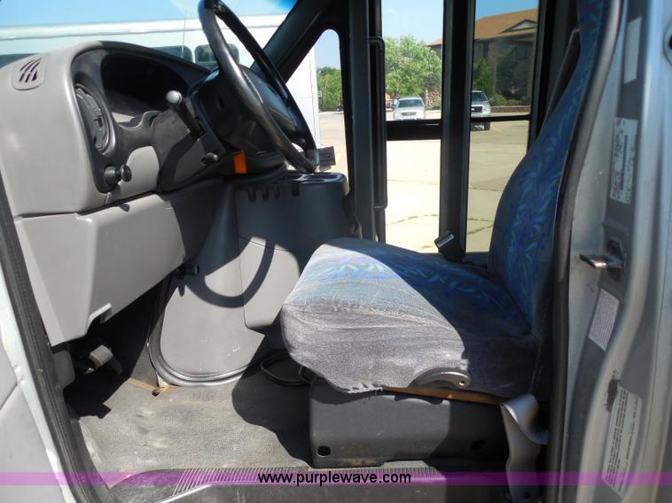 image for item H9963 2001 Ford 801 bus
