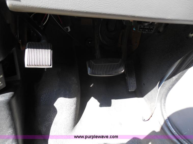 image for item H9963 2001 Ford 801 bus