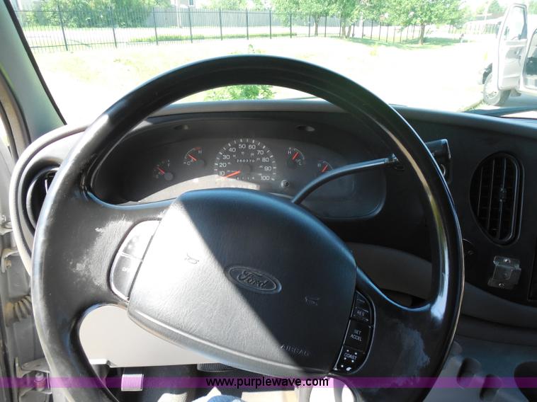 image for item H9963 2001 Ford 801 bus