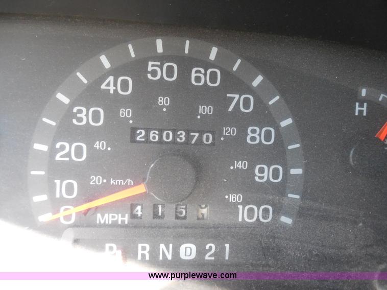 image for item H9963 2001 Ford 801 bus