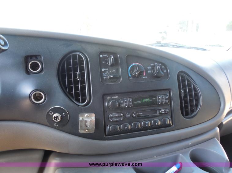 image for item H9963 2001 Ford 801 bus