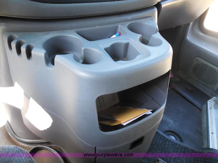 image for item H9963 2001 Ford 801 bus