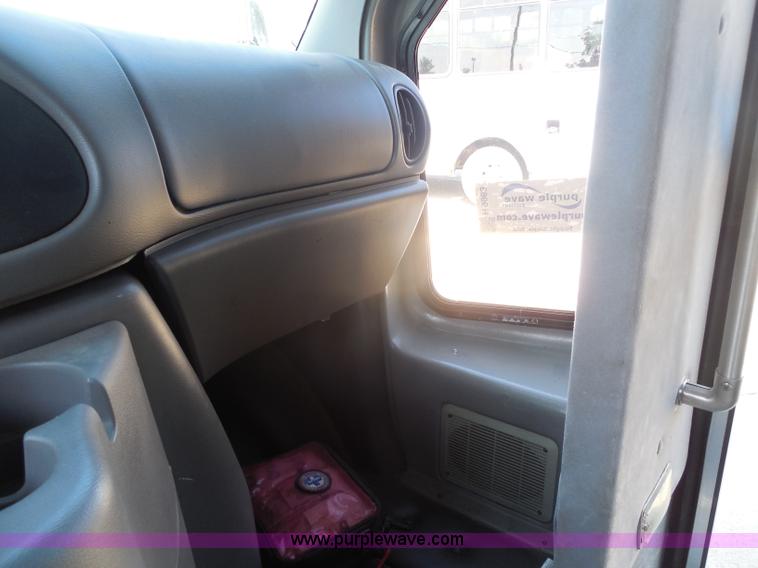 image for item H9963 2001 Ford 801 bus