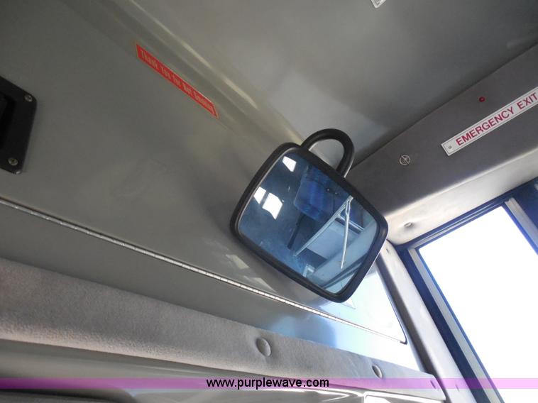 image for item H9963 2001 Ford 801 bus