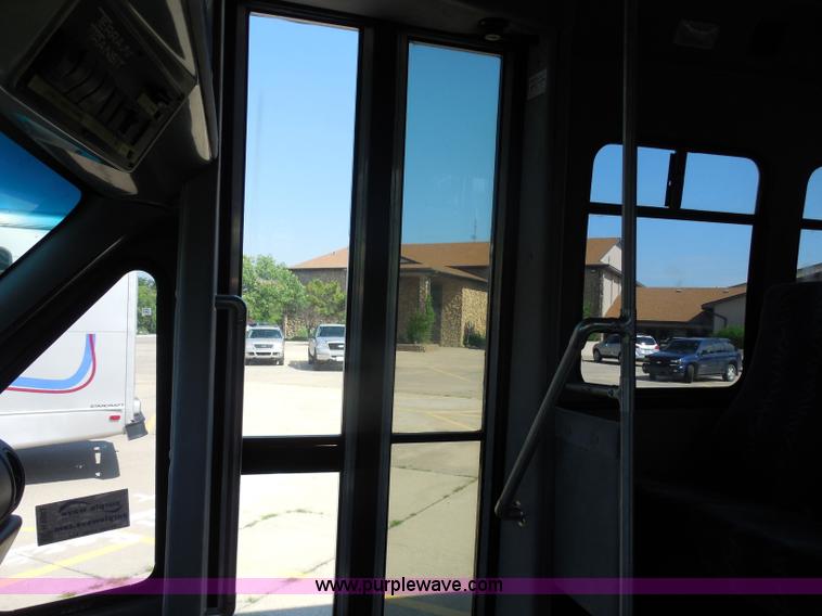 image for item H9963 2001 Ford 801 bus