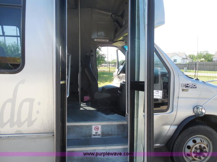 image for item H9963 2001 Ford 801 bus