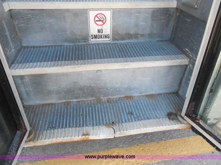 image for item H9963 2001 Ford 801 bus