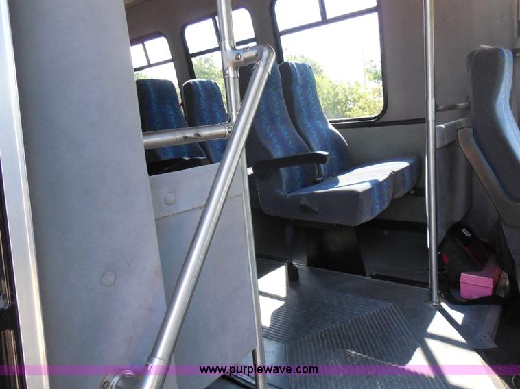 image for item H9963 2001 Ford 801 bus