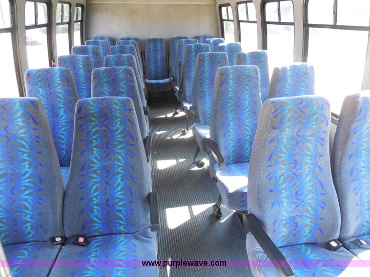 image for item H9963 2001 Ford 801 bus