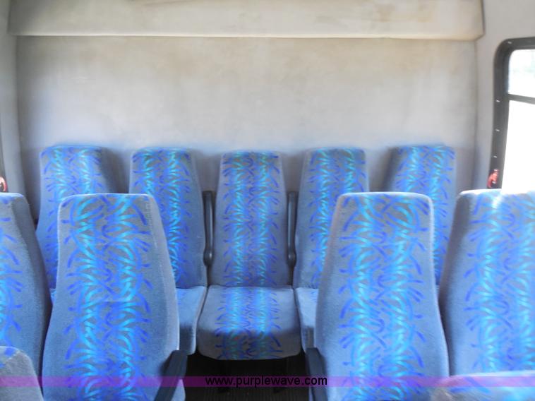 image for item H9963 2001 Ford 801 bus