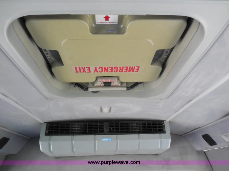 image for item H9963 2001 Ford 801 bus