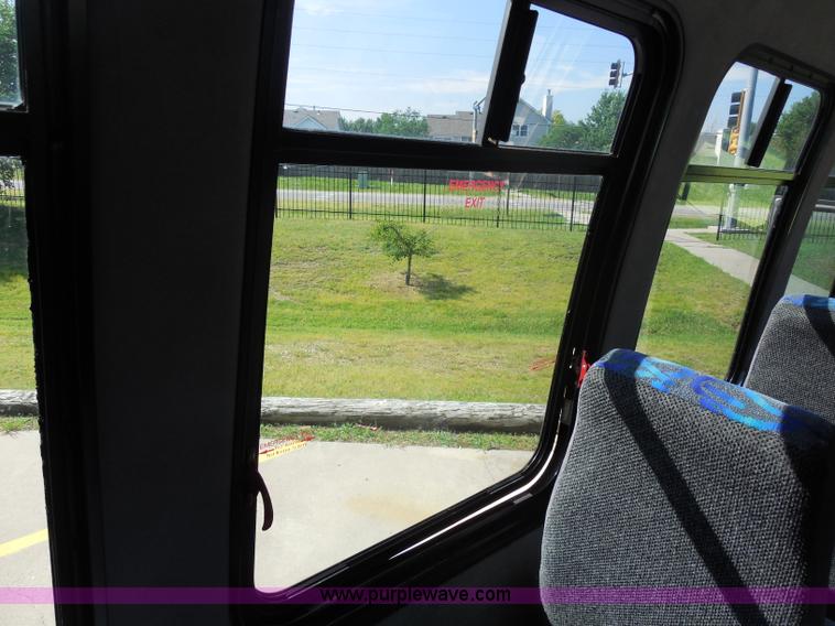 image for item H9963 2001 Ford 801 bus