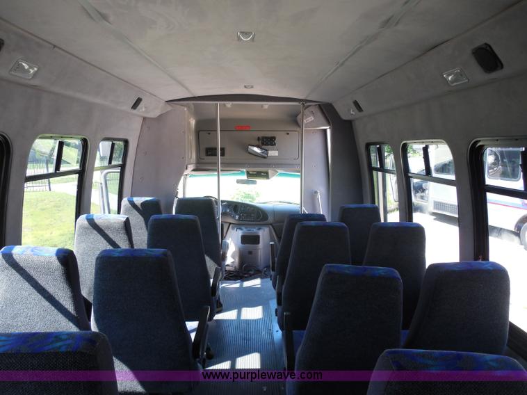 image for item H9963 2001 Ford 801 bus