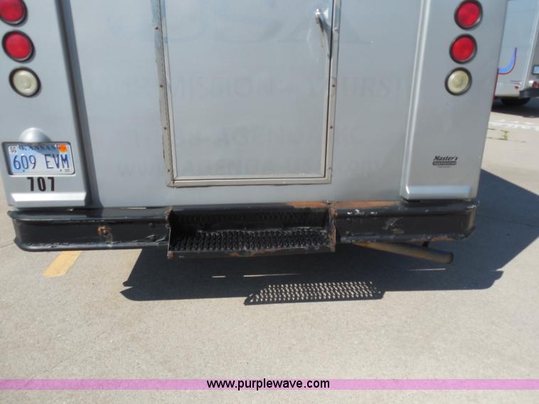 image for item H9963 2001 Ford 801 bus