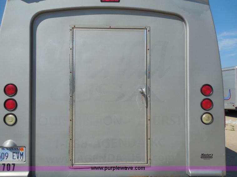 image for item H9963 2001 Ford 801 bus